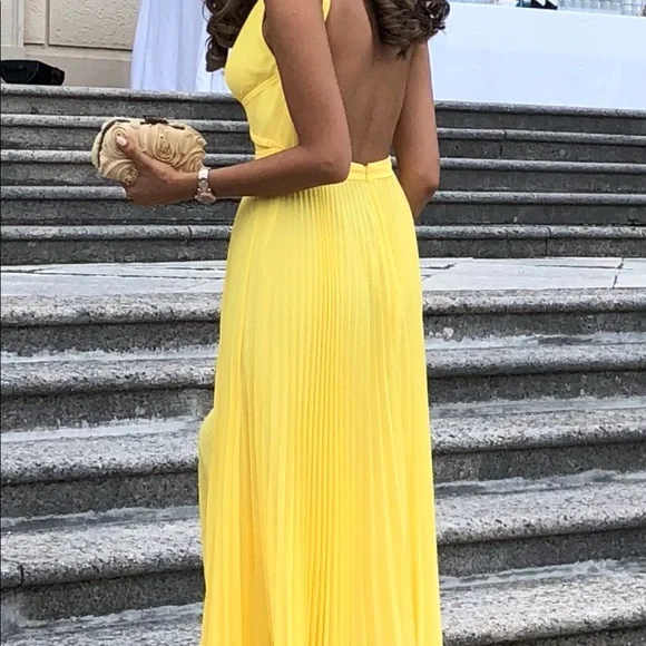 Beautiful yellow gown! - Picture 3 of 7